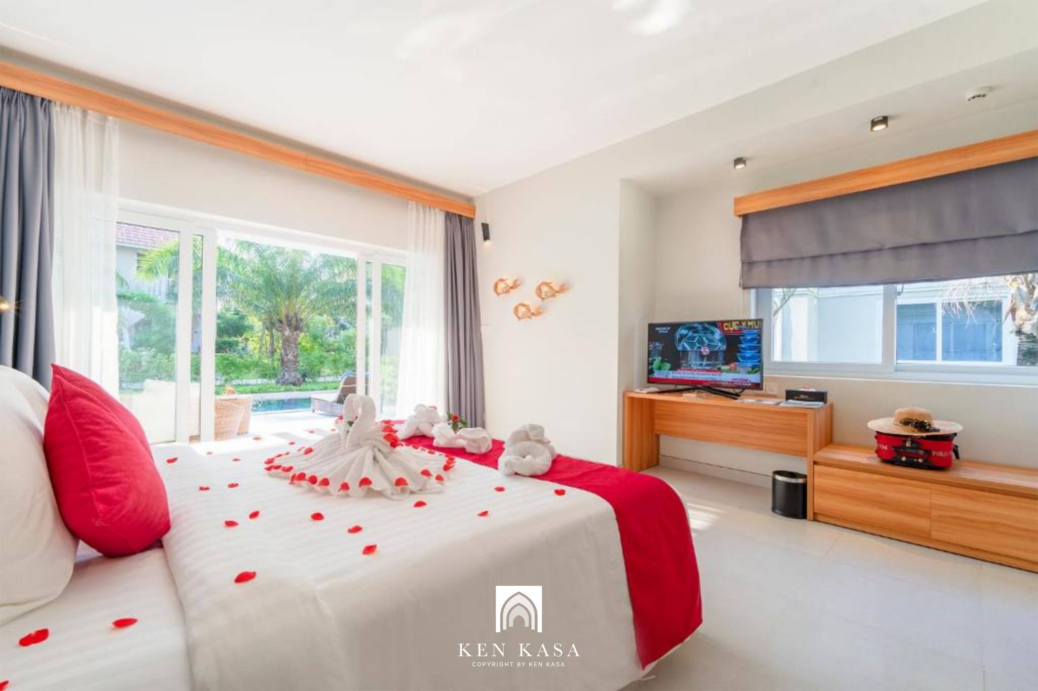 Kh&ocirc;ng gian nghỉ ngơi tại biệt thự cao cấp nh&igrave;n ra hồ bơi